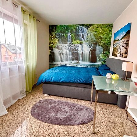 Magisches Doppelzimmer Mit Atemberaubender Wasserfall-Wand In Seligenstadt Exterior photo