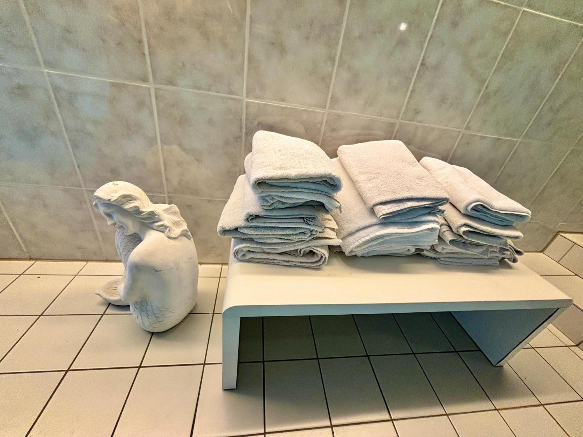 Magisches Doppelzimmer Mit Atemberaubender Wasserfall-Wand In Seligenstadt Exterior photo